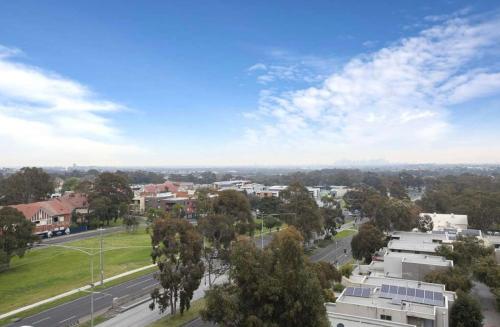 une vue aérienne sur une ville avec des bâtiments et des arbres dans l'établissement Bright Bundoora Apartments, à Melbourne
