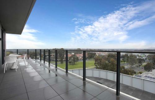 balcón con vistas a la ciudad en Bright Bundoora Apartments, en Melbourne