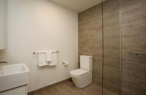 メルボルンにあるBright Bundoora Apartmentsのバスルーム(トイレ、洗面台、シャワー付)