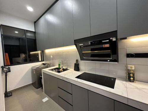 Sandakan SeaView-Suite Top Floorにあるキッチンまたは簡易キッチン