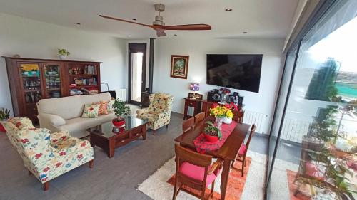 Χώρος καθιστικού στο Chalet con piscina y jardín, no fumadores ni fiestas