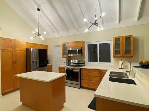 Kitchen o kitchenette sa Lovely 3 Bedroom Vacay Home JA4