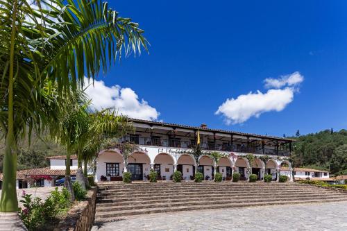 ein großes Gebäude mit einer Treppe davor in der Unterkunft Hospederia Centro de Convenciones Duruelo in Villa de Leyva