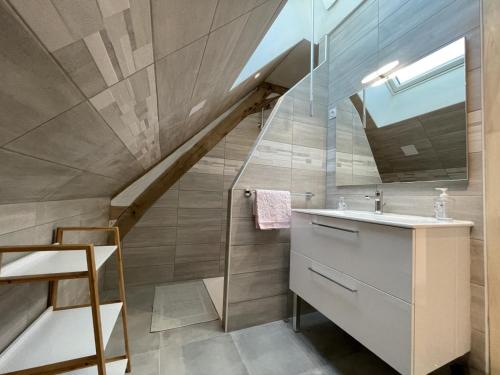 een badkamer met een wastafel en een trap bij Gîte Ygrande, 3 pièces, 4 personnes - FR-1-489-432 in Ygrande