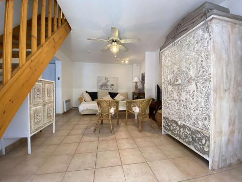 Photo de la galerie de l'établissement Maison proche plage Grazel, 4 couchages, terrasse, parking, à 4 min des commerces - FR-1-229-813, à Gruissan