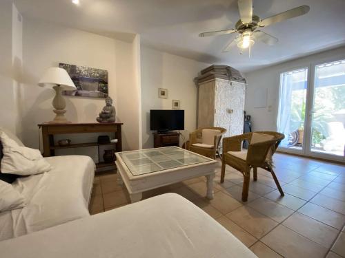 Photo de la galerie de l'établissement Maison proche plage Grazel, 4 couchages, terrasse, parking, à 4 min des commerces - FR-1-229-813, à Gruissan