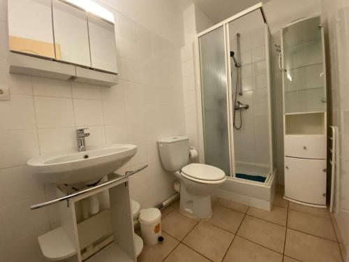 Kúpeľňa v ubytovaní Maison proche plage Grazel, 4 couchages, terrasse, parking, à 4 min des commerces - FR-1-229-813