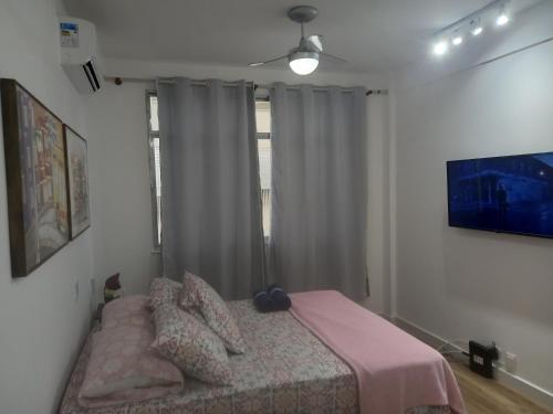 Un pat sau paturi într-o cameră la Suhcasa Bairro de Fátima 02