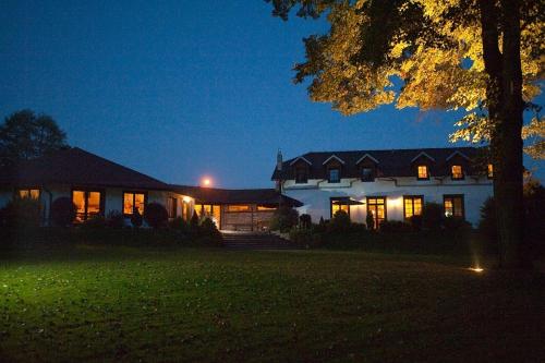 a large house at night with its lights on at Cyprianówka in Warszowice