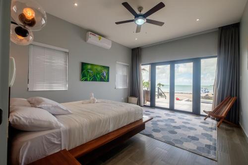 una camera con letto e ventilatore a soffitto di Casa Nex Ta Sea near Secret Beach a San Pedro