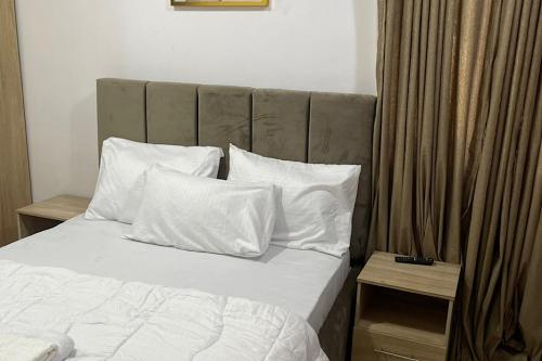Postel nebo postele na pokoji v ubytování Beautiful 2Br Apt in Ogba, Ikeja, Lagos