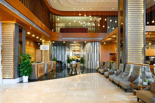 - un hall d'un hôtel avec des canapés et des chaises dans l'établissement Muong Thanh Grand Saigon Centre Hotel, à Hô-Chi-Minh-Ville