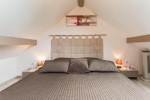 1 dormitorio con 1 cama grande y 2 mesitas de noche en Gite Les 3 S, en Beaune