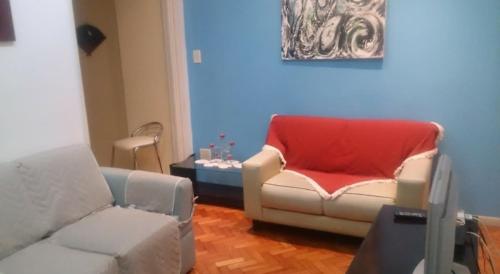 sala de estar con sofá y silla en Rio Areias 3, en Río de Janeiro