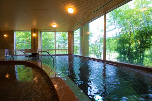 una piscina en un edificio con una ventana grande en Koderaso en Himeji