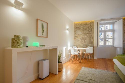 een woonkamer met een bank en een tafel bij PWHC Miragaia Apartments in Porto