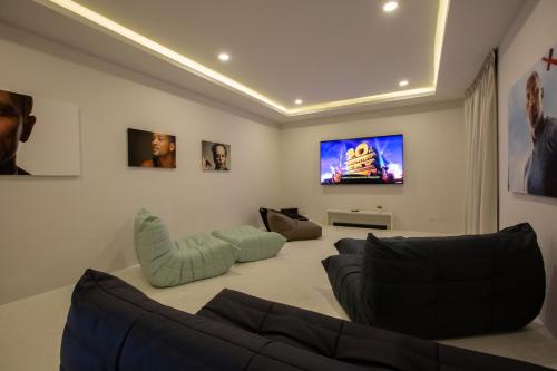 Il comprend un salon doté d'un canapé et d'une télévision à écran plat. dans l'établissement Villa L3 by Stay Samui - Bohemian Chic, à Koh Samui 