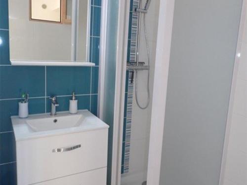 une salle de bain avec un lavabo et une douche dans l'établissement Studio confortable avec terrasse, accès direct plage et parking privé - FR-1-326-506, à Marseillan