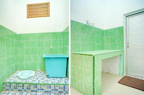 ein Badezimmer mit einem WC und einem blauen Mülleimer in der Unterkunft OYO 92239 Taman Wisata Iman I in Hutamanik