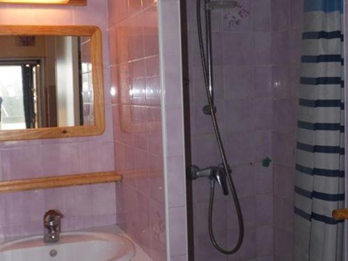 une salle de bain avec douche et lavabo dans l'établissement Appartement cosy 2 pièces cabine, 2 terrasses, parking, à 140m de la plage ! - FR-1-326-538, à Marseillan