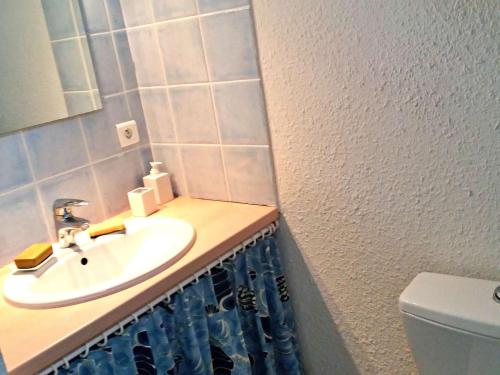 une salle de bain avec un lavabo et des toilettes dans l'établissement Charmant appartement rénové avec loggia et parking, proche de la mer à Marseillan - FR-1-387-144, à Marseillan