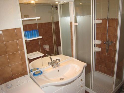 Koupelna v ubytování Studio climatisé avec coin nuit et terrasse plein Sud, 10 m², parking inclus - FR-1-100-194