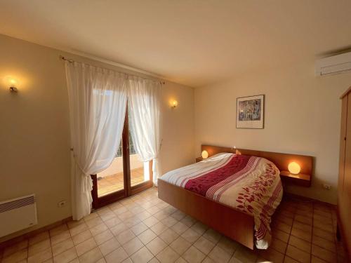une chambre avec un lit et une grande fenêtre dans l'établissement Maison climatisée 5 pièces avec piscine et jardin, 7 couchages - Cavalaire-sur-Mer - FR-1-226B-86, à Cavalaire-sur-Mer