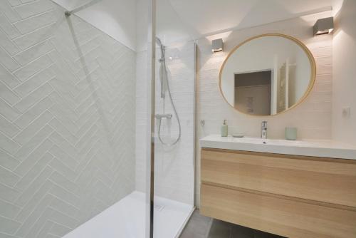 W łazience znajduje się prysznic, umywalka i lustro. w obiekcie - Le Loft de Doryan ! Gare- topappart nancy w Nancy