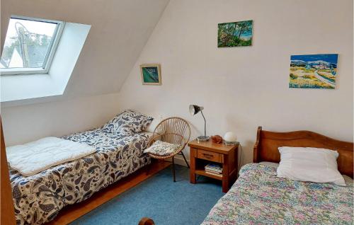 - une chambre avec 2 lits et une table avec une chaise dans l'établissement Awesome Home In Hennebont With Wifi, à Hennebont