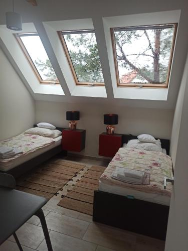 Un pat sau paturi într-o cameră la LUKSUSOWY- NOWOCZESNY DOM W LESIE