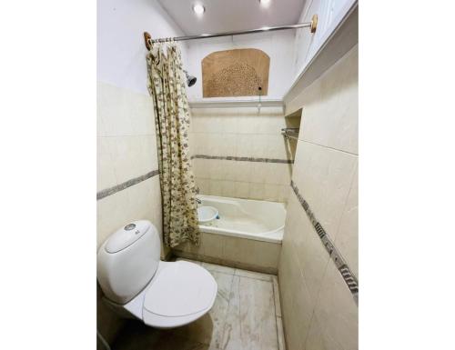La salle de bains est pourvue de toilettes, d'un lavabo et d'une baignoire. dans l'établissement Singhasan Haveli, Mandawa, à Mandāwa