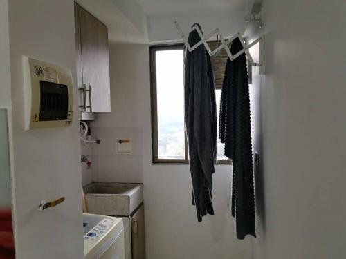 uma cozinha com uma porta e uma janela em Duplicado Beautiful 25th floor apartment em Bello