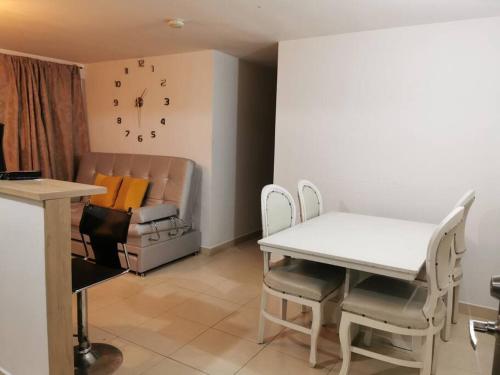 a living room with a table and chairs and a couch at Niquia, Hermoso Apartamento cerca a Nórdica in Bello