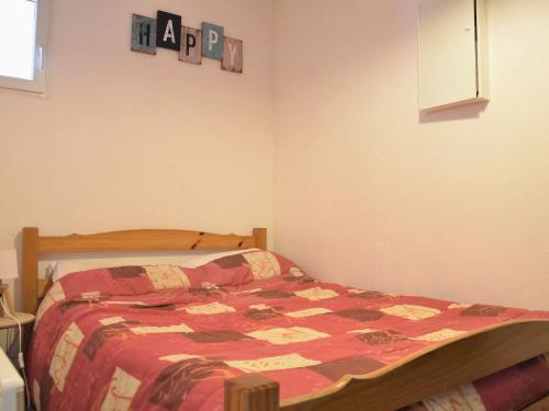 une chambre avec un lit avec une couette dessus dans l'établissement Appt cosy avec parking, lave-linge, proche port à Gruissan - FR-1-229-792, à Gruissan