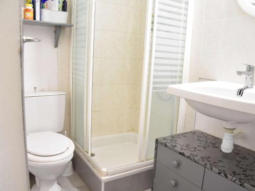une salle de bain avec toilettes, douche et lavabo dans l'établissement Appt cosy avec parking, lave-linge, proche port à Gruissan - FR-1-229-792, à Gruissan