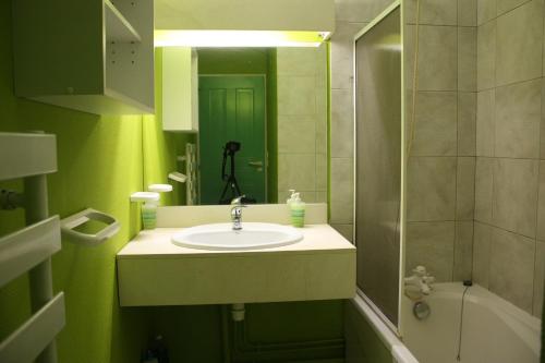 a bathroom with a sink and a mirror at Moliets plage, Résidence OPEN SUD in Moliets-et-Maa