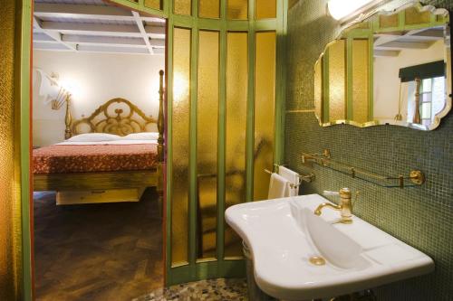 a bathroom with a sink and a bed at Locanda Amerigo in Savigno