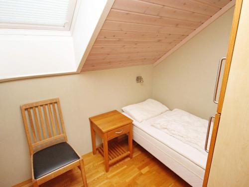 1 dormitorio pequeño con 1 cama y 1 silla en Five-Bedroom Holiday home in Jelsa 2, en Jelsa