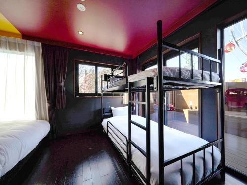 仙台市にあるRakuten STAY x EAGLES  Room 101 テラス付の赤い天井のドミトリールームの二段ベッド2台分です。