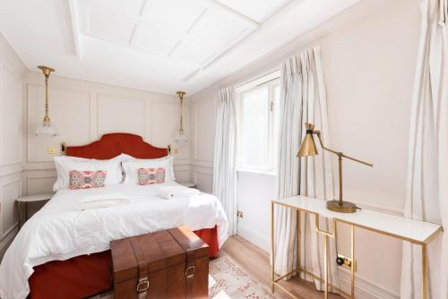 een slaapkamer met een bed en een raam bij Brighton Brunswick Apartments in Brighton & Hove