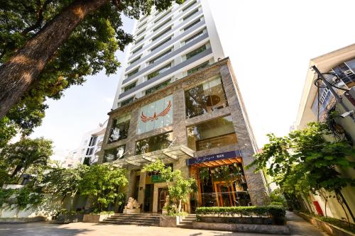 un grand bâtiment avec un panneau sur son côté dans l'établissement Muong Thanh Grand Saigon Centre Hotel, à Hô-Chi-Minh-Ville