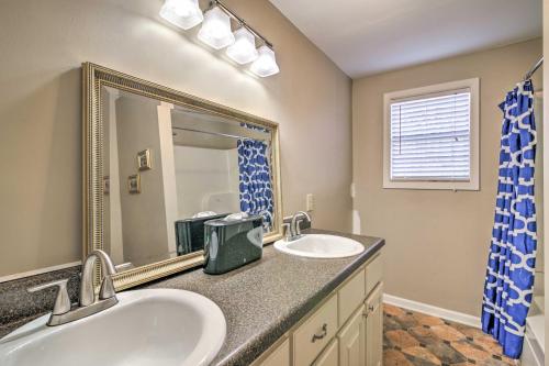 Vannituba majutusasutuses Charming Oxford Home about 7 Mi to Ole Miss!