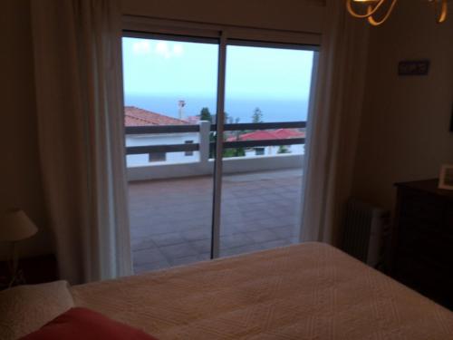 een slaapkamer met een bed en een raam met uitzicht bij 2056 - Apt with terrace sea view in Manilva