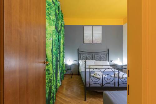 1 dormitorio con 1 cama con cortina verde en Castello Duomo Milano en Milán