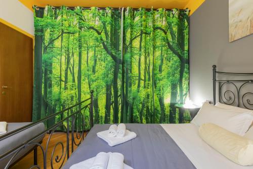 1 dormitorio con cortina de ducha forestal y toallas en una cama en Castello Duomo Milano, en Milán