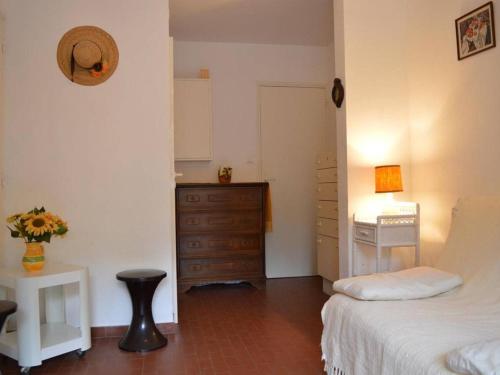 een slaapkamer met een bed, een dressoir en een tafel bij Appartement Le Lavandou, 1 pièce, 2 personnes - FR-1-251-66 in Le Lavandou