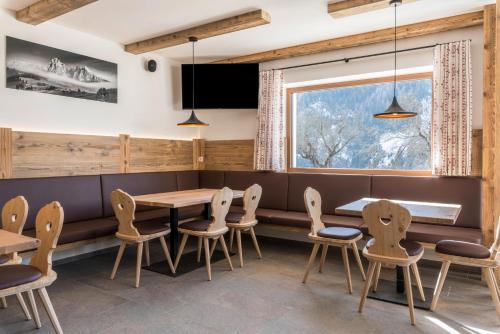 a dining room with a table and chairs at Balbeinhof Apt Reh in Luson