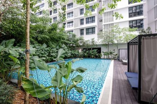 una piscina en medio de un edificio en Subang Jaya SS15 6min to Bandar Sunway By Nexx Field en Subang Jaya