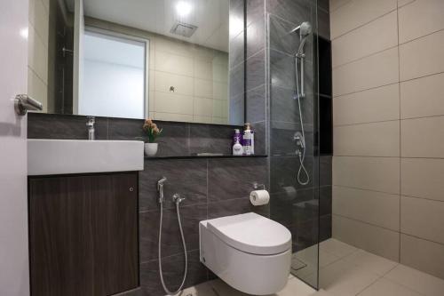 a bathroom with a toilet and a sink and a shower at Subang Jaya SS15 6min to Bandar Sunway By Nexx Field in Subang Jaya