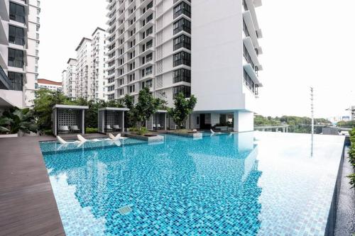 an infinity pool in the middle of a building at Subang Jaya SS15 6min to Bandar Sunway By Nexx Field in Subang Jaya
